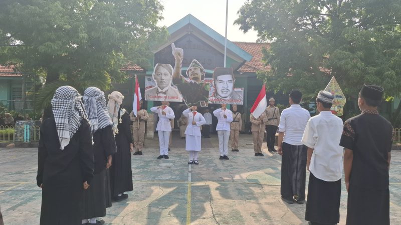 Peringatan Hari Pahlawan, Siswa SMPN 1 Krembung Sajikan Teatrikal Perlawanan Puncak Surabaya