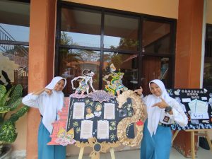 Peringati Hari Pahlawan, SMAN 1 Ngoro Gelar Lomba Fashion Show dan Kreativitas Mading